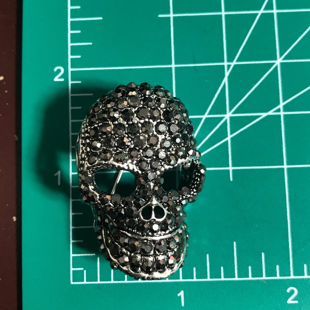 Chrome silver rhinestone skull brooch - Picture 5 of 5